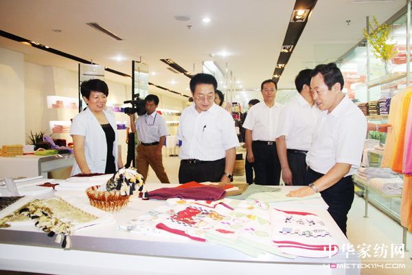 中華全國(guó)總工會(huì)副主席張鳴起孚日調(diào)研