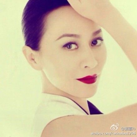 劉嘉玲曬寫真照 美艷紅唇氣質(zhì)高貴