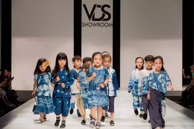 rO(sh)Ӌ(j)RFASHIONSHOWCASEzɞ麼ݕrƽ_