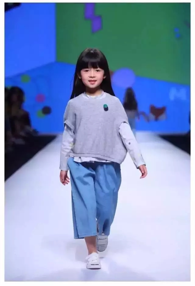 rO(sh)Ӌ(j)RFASHIONSHOWCASEzɞ麼ݕrƽ_