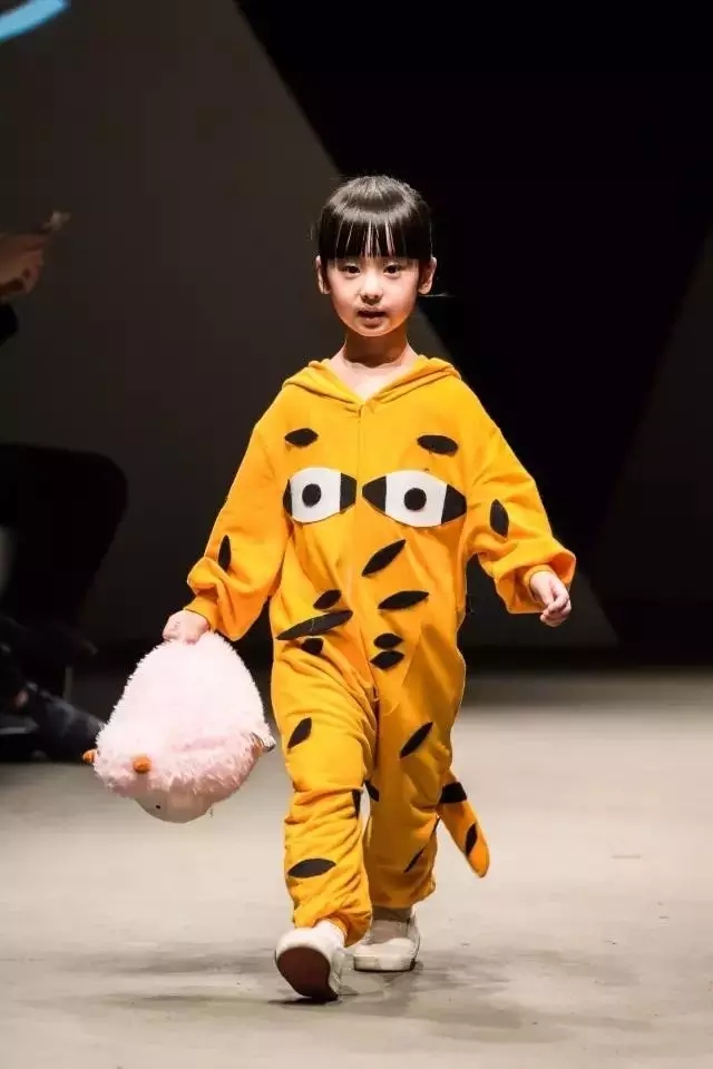 rO(sh)Ӌ(j)RFASHIONSHOWCASEzɞ麼ݕrƽ_