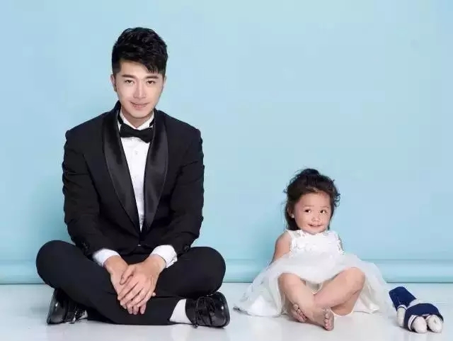 rO(sh)Ӌ(j)RFASHIONSHOWCASEzɞ麼ݕrƽ_
